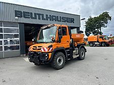 Mercedes-Benz Unimog U 318 mit Gmeiner Streuer STA 2500 TC