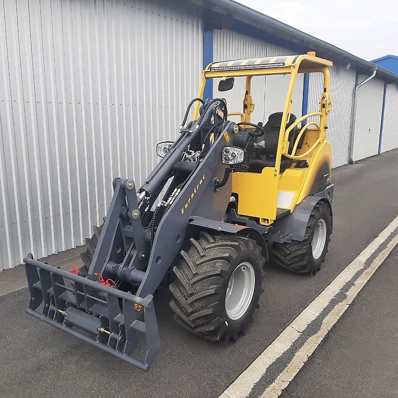 Eurotrac W12-S 26 PS Hoflader Schutzdach, 2,55 m Arm, 3. & 4. Steuerkreis, Doppelspeed, Breitreifen