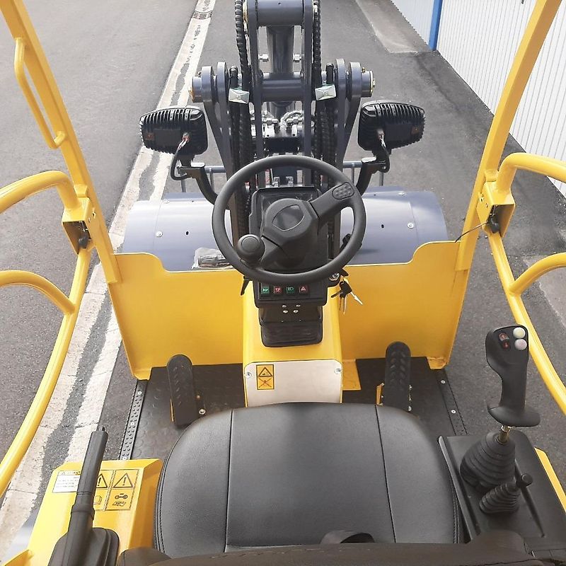 Eurotrac W12-S 26 PS Hoflader Schutzdach, 2,55 m Arm, 3. & 4. Steuerkreis, Doppelspeed, Breitreifen