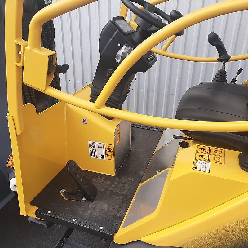 Eurotrac W12-S 26 PS Hoflader Schutzdach, 2,55 m Arm, 3. & 4. Steuerkreis, Doppelspeed, Breitreifen