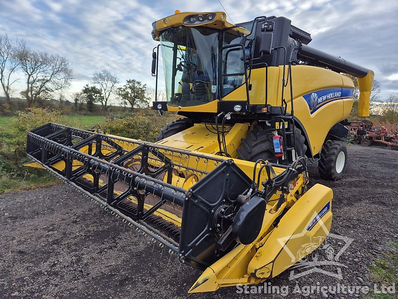 New Holland CX6080 Combine