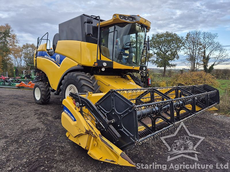 New Holland CX6080 Combine