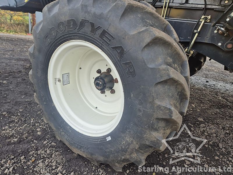 New Holland CX6080 Combine