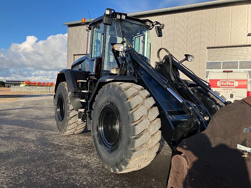 JCB 427 Agri T4F *mit Hochkippschaufel*