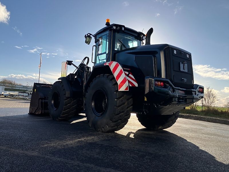 JCB 427 Agri T4F *mit Hochkippschaufel*