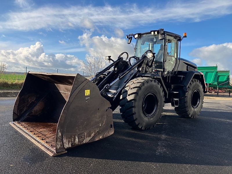 JCB 427 Agri T4F *mit Hochkippschaufel*
