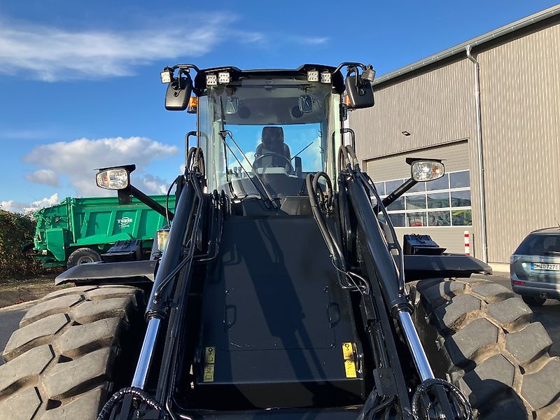 JCB 427 Agri T4F *mit Hochkippschaufel*