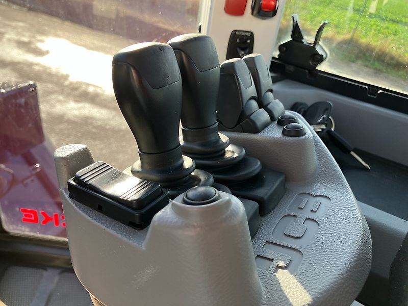 JCB 427 Agri T4F *mit Hochkippschaufel*