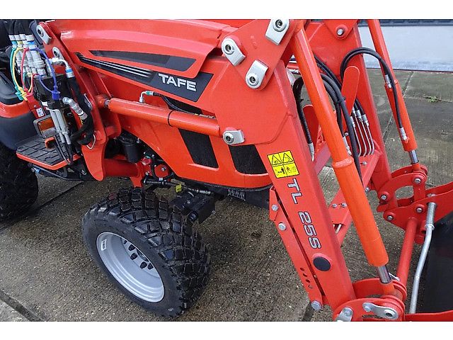 TAFE Compact trekker met voorlader 6028H